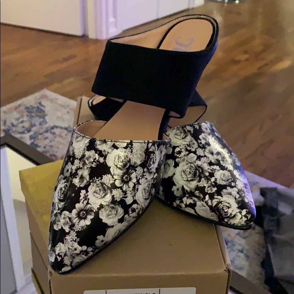 Journee Collection Dayton Flat - Black Floral